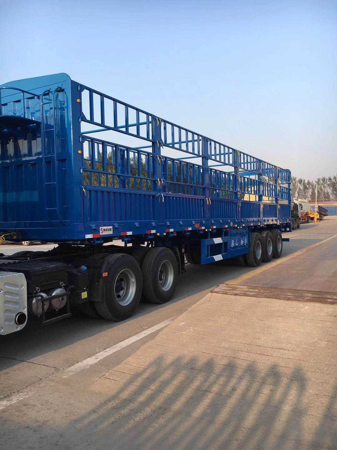 倉(cāng)柵式半掛車(chē)廠家